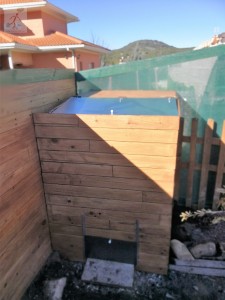 Compostador forrado en madera.
